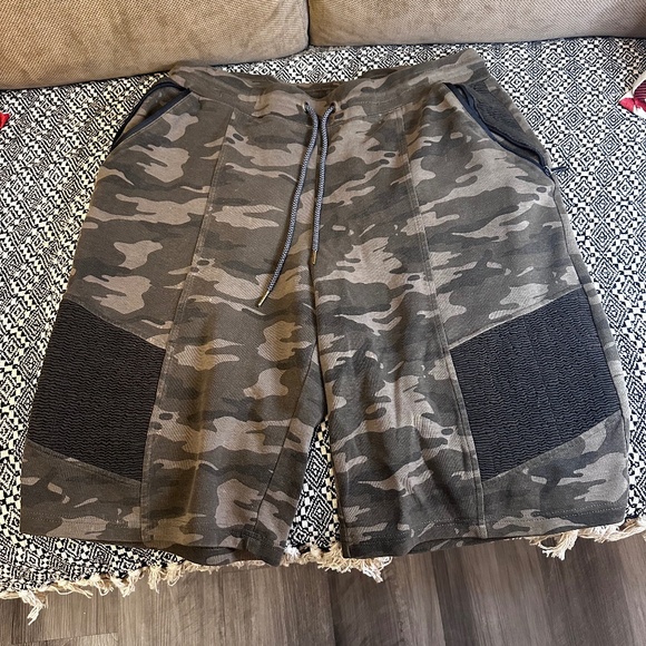 REQUEST Premium Men’s Camo Shorts Size M – Athletic Drawstring Shorts - Picture 3 of 6